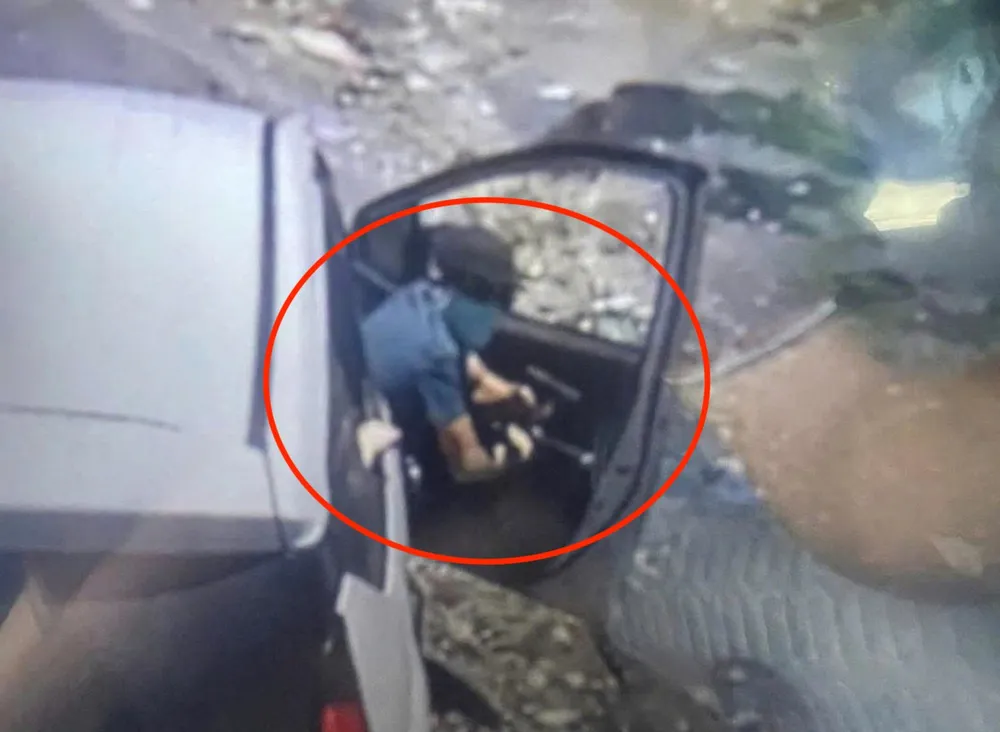 Dùng súng K54 đe dọa tài xế tại đèo Đá Trắng, hai người bị tạm giữ.jpg