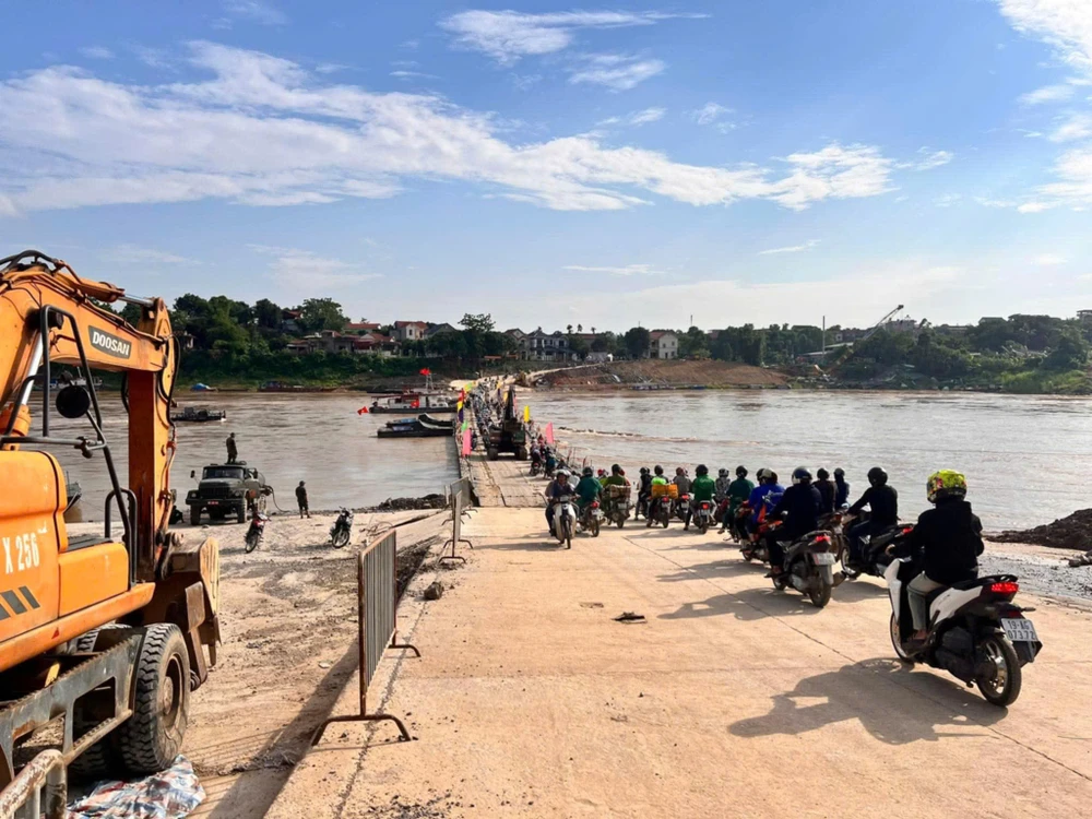 Bộ đội Công binh xuyên đêm nối lại cầu phao Phong Châu.jpg