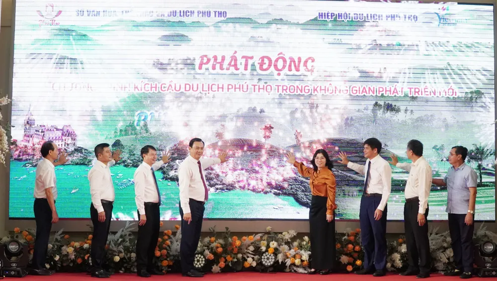 Các đại biểu thực hiện bấm nút kích cầu du lịch Phú Thọ trong không gian mới. Ảnh: XUÂN NGUYỄN Du lịch Phú Thọ hướng tới chuyển mình trong không gian phát triển mới.JPG