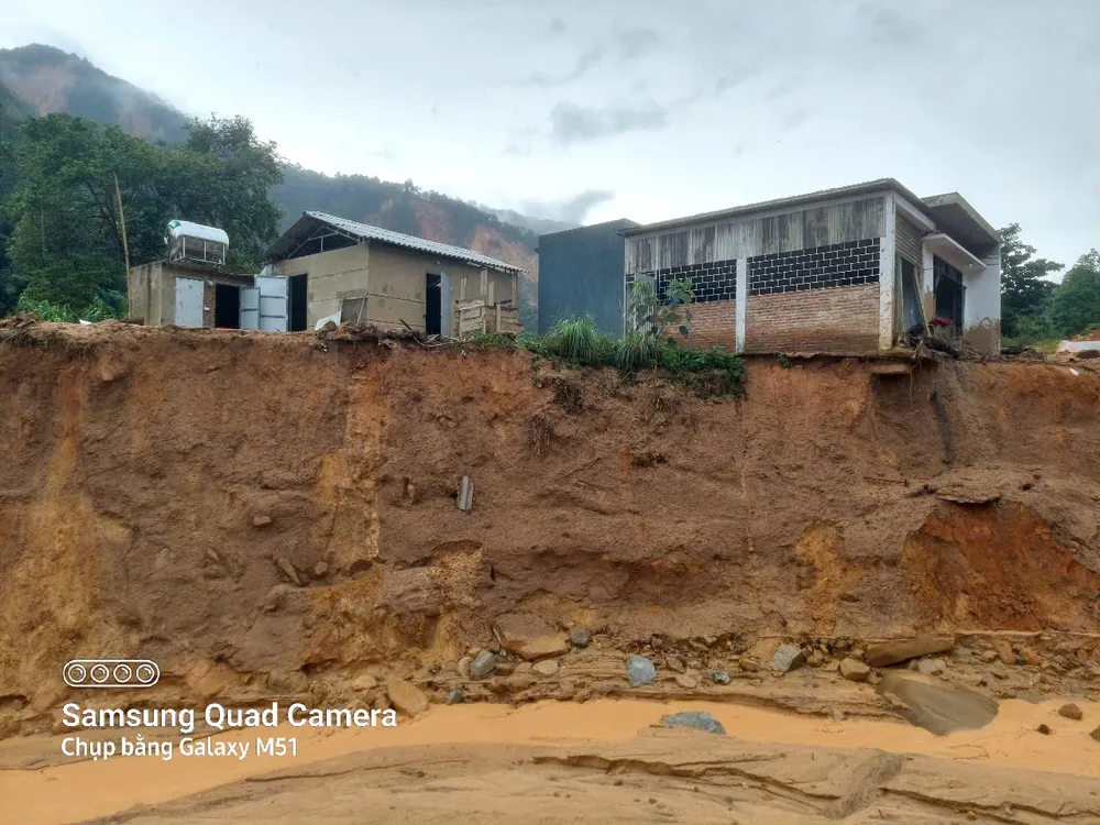 Lũ cuốn trôi cầu vào thủy điện Nậm Công 3.jpg