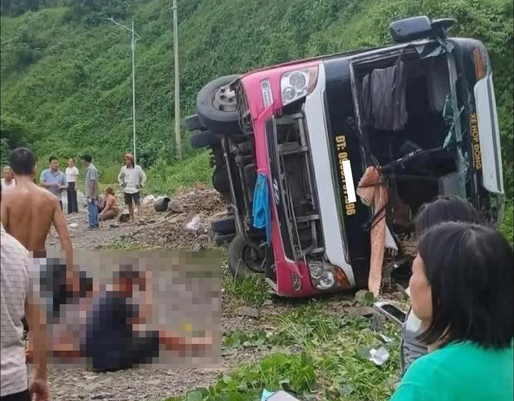 Lật xe khách ở dốc Cun, 2 người thương vong.jpg
