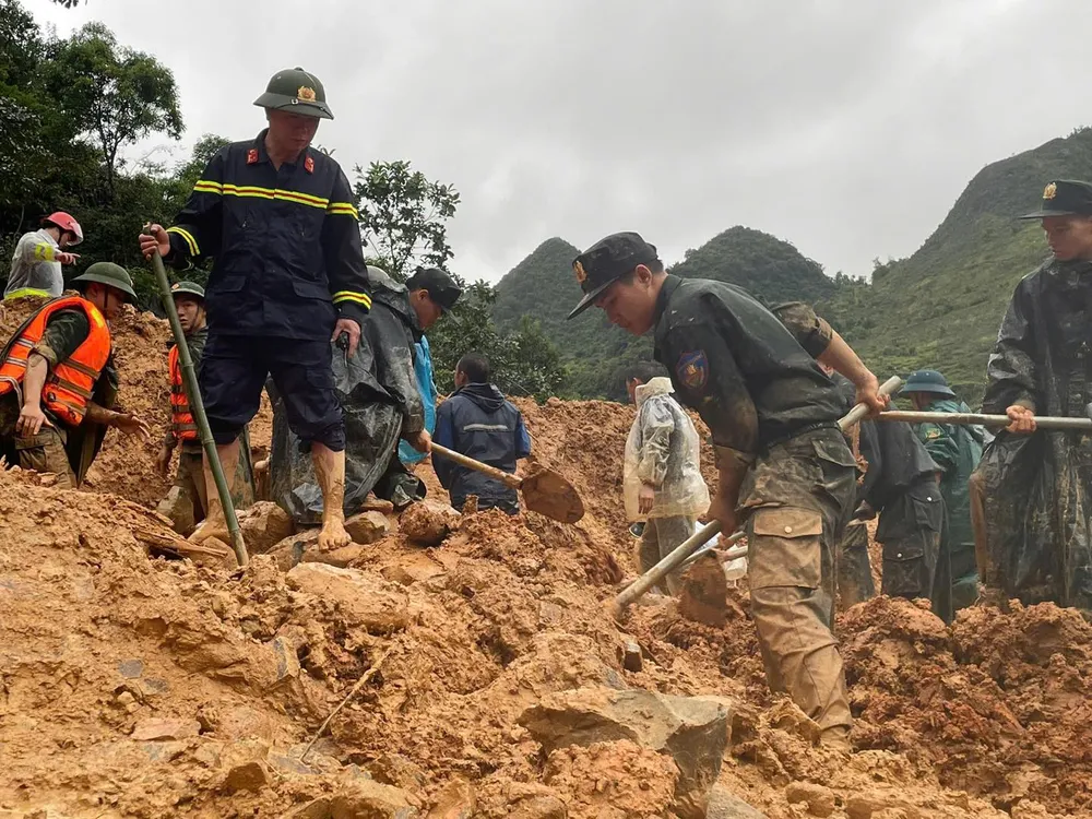 'Chuyến xe đặc biệt' đưa mẹ bầu vượt sạt lở, ngập sâu đến bệnh viện 2.jpg