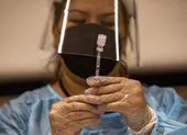 Thử nghiệm lâm sàng vaccine COVID-19 dạng miếng dán, bảo vệ lâu dài hơn ảnh 3 Người tiêm vaccine sởi được bảo vệ trọn đời, vì sao vaccine COVID-19 lại không?