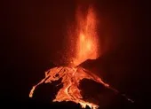 VIDEO: Núi lửa phun trào, 14 người chết cả trăm người bị thương ảnh 4 Ảnh: Sau 3 tuần, núi lửa ở Tây Ban Nha vẫn phun đáng sợ, một phần chóp bị sập