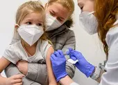 Cân nhắc lợi hại, Thuỵ Điển không khuyến cáo tiêm vaccine cho trẻ em 5-11 tuổi ảnh 2 Châu Âu gấp rút tiêm vaccine cho trẻ 5-11 tuổi phòng Omicron