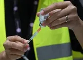 Hàn Quốc chuẩn bị tiêm mũi vaccine COVID-19 thứ tư cho dân ảnh 2 Điều tra cái chết của cụ bà 103 tuổi bị tiêm nhầm 4 liều vaccine ngừa COVID-19