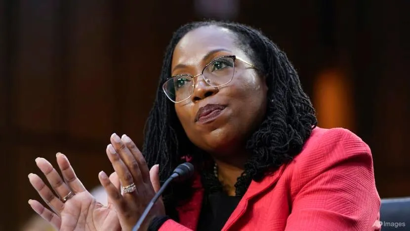 Bà Ketanji Brown Jackson được Thượng viện Mỹ phê chuẩn trở thành nữ thẩm phán da màu đầu tiên trong lịch sử của Tòa án Tối cao. Ảnh: AP Bà Ketanji Brown Jackson được Thượng viện Mỹ phê chuẩn trở thành nữ thẩm phán da màu đầu tiên trong lịch sử của Tòa án Tối cao. Ảnh: AP