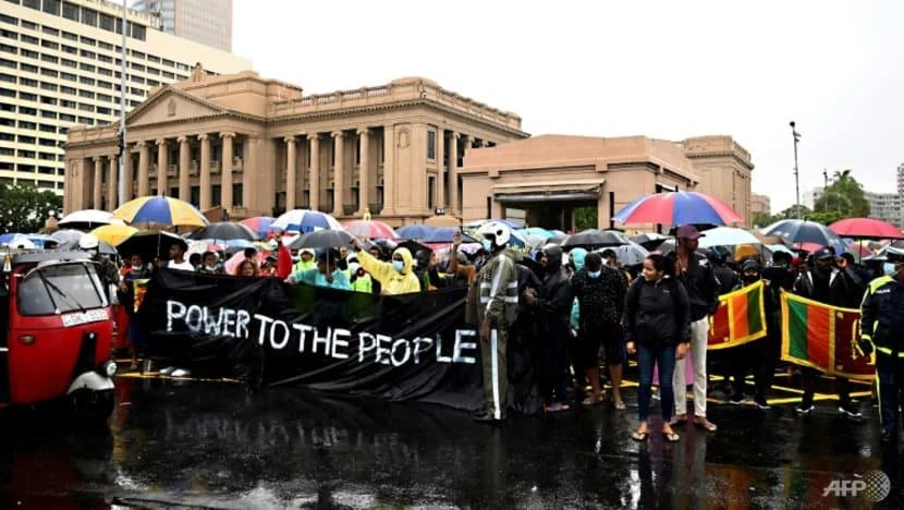 Hàng nghìn người dân Sri Lanka đã bất chấp mưa lớn để tham gia cuộc biểu tình bên ngoài văn phòng tổng thống ở thủ đô Colombo. Ảnh: AFP