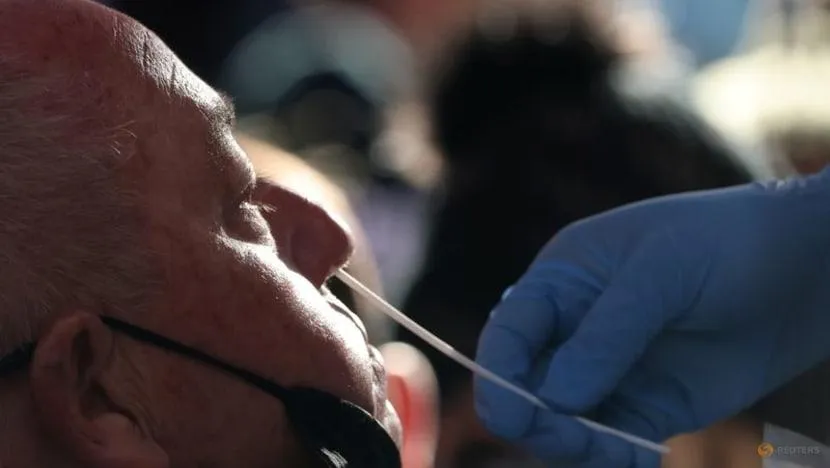 Nhân viên y tế đang lấy mẫu xét nghiệm COVID-19 cho một người đàn ông ở Quảng trường Thời đại, TP New York (Mỹ) ngày 26-12-2021. Ảnh: REUTERS Nhân viên y tế đang lấy mẫu xét nghiệm COVID-19 cho một người đàn ông ở Quảng trường Thời đại, TP New York (Mỹ) ngày 26-12-2021. Ảnh: REUTERS