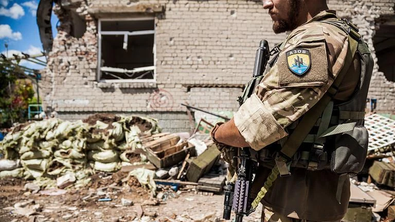 Binh sĩ thuộc tiểu đoàn Azov đang tuần tra ở vùng Donbass vào tháng 7-2015. Ảnh: RT