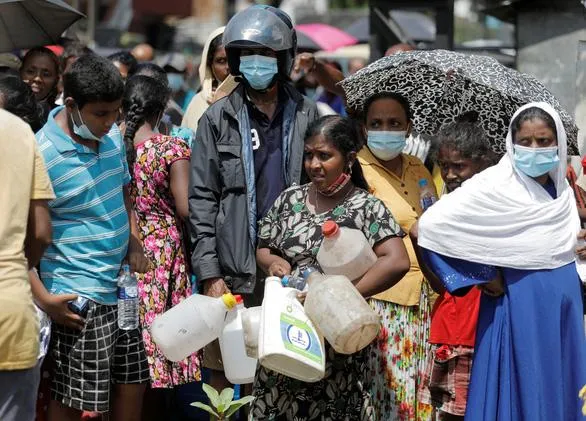 Người dân Sri Lanka xếp hàng để chờ mua nhiên liệu ở thủ đô Colombo. Ảnh: REUTERS