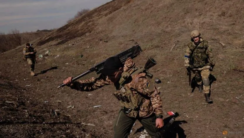 Binh sĩ Ukraine tuần tra bên ngoài TP Kharkiv vào ngày 29-3. Ảnh: REUTERS