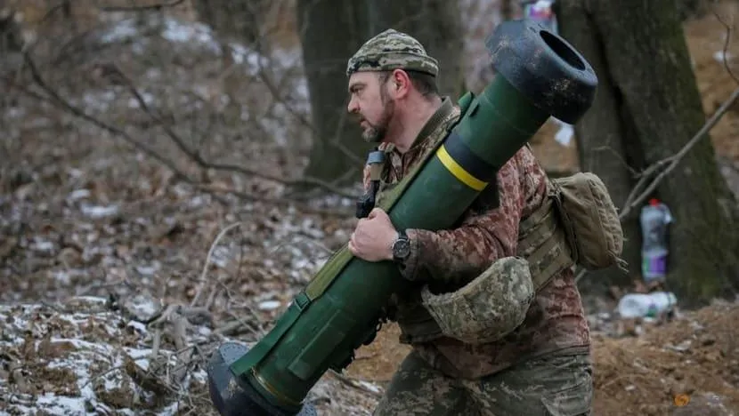 Binh sĩ Ukraine cầm hệ thống tên lửa Javelin tại một tiền tuyến ở khu vực phía bắc Kiev, ngày 13-3. Ảnh: REUTERS