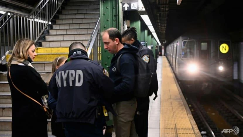 Lực lượng cảnh sát tiếp tục điều tra tại ga tàu xảy ra vụ xả súng. Ảnh: AFP