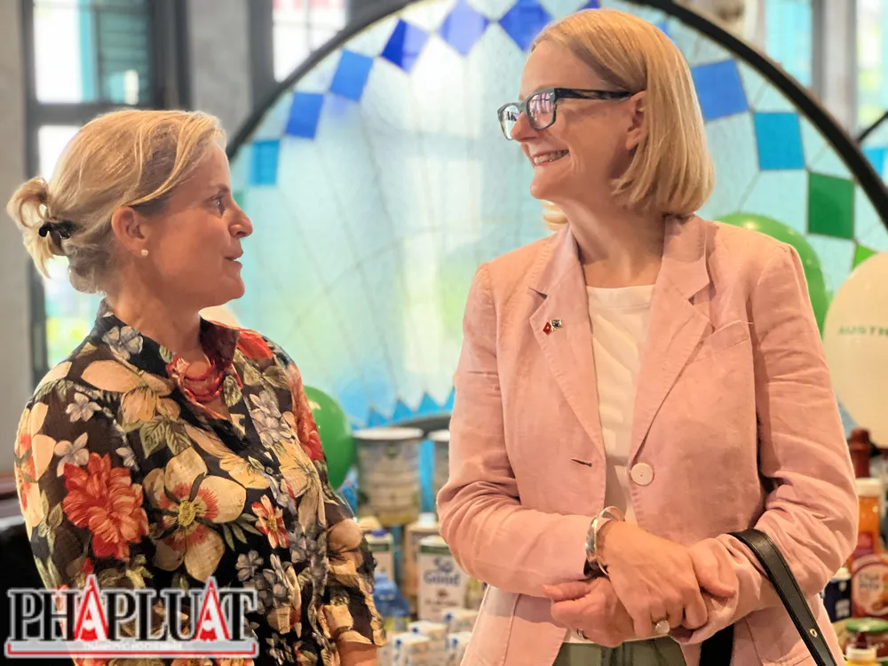 Tổng Lãnh sự Úc tại TP Hồ Chí Minh Sarah Hooper (phải) cùng Ủy viên Thương mại và Đầu tư cấp cao Rebecca Ball (trái). Ảnh: PLO