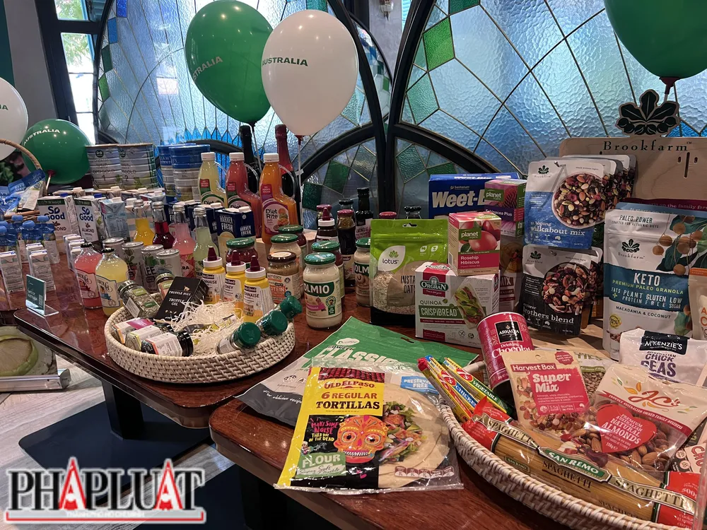 Những mặt hàng có nguồn gốc từ Úc như sữa, nước giải khát, thực phẩm chức năng được trưng bày tại buổi họp báo. Ảnh: PLO