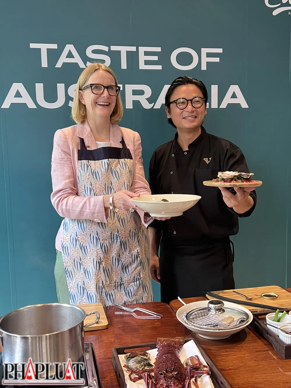 Tổng Lãnh sự Úc tại TP Hồ Chí Minh Sarah Hooper (trái) trình diễn nấu ăn cùng đầu bếp nổi tiếng Luke Nguyễn (phải). Ảnh: PLO