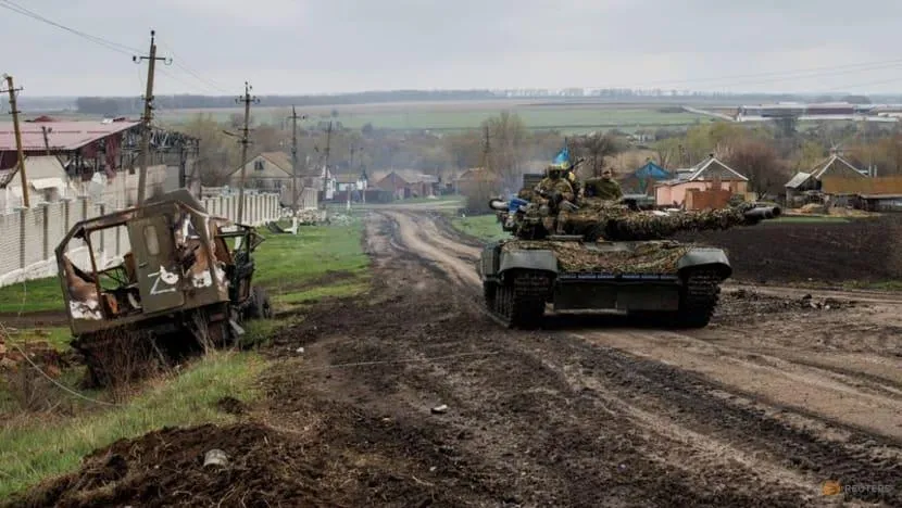 Xe tăng Ukraine tuần tra tại làng Husarivka, TP Kharkiv, ngày 14-4. Ảnh: REUTERS