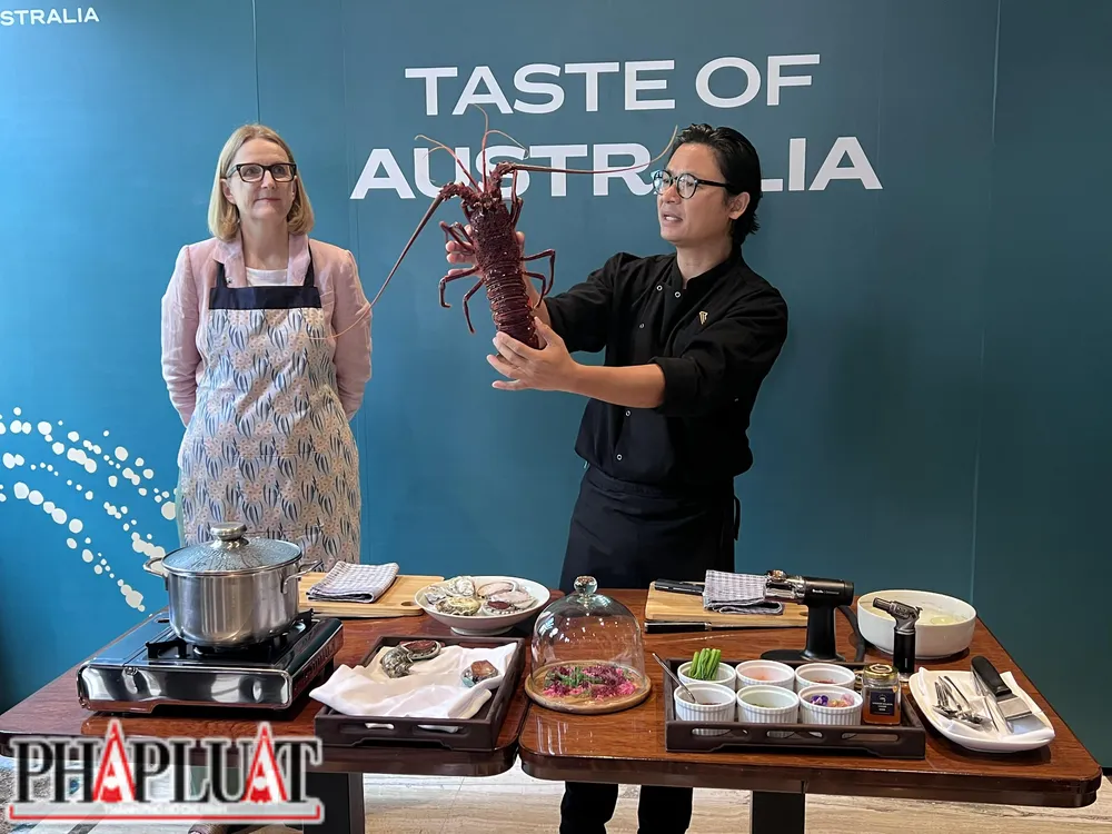 Tổng Lãnh sự Úc tại TP Hồ Chí Minh Sarah Hooper (trái) trình diễn nấu ăn cùng đầu bếp nổi tiếng Luke Nguyễn (phải). Ảnh: PLO