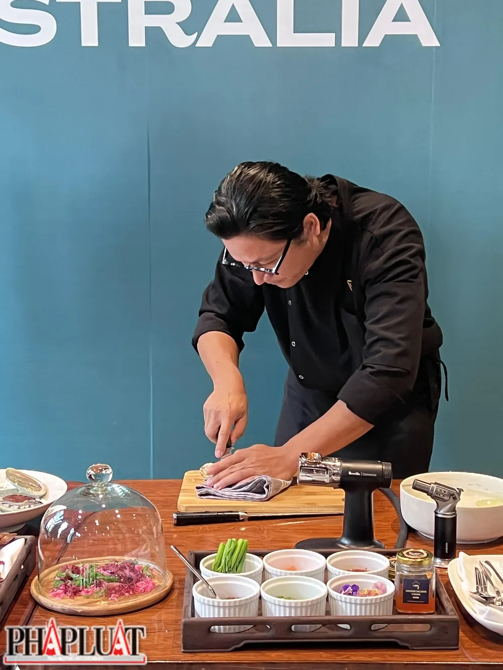 Đầu bếp Luke Nguyễn đang tách vỏ một con hàu. Ảnh: PLO