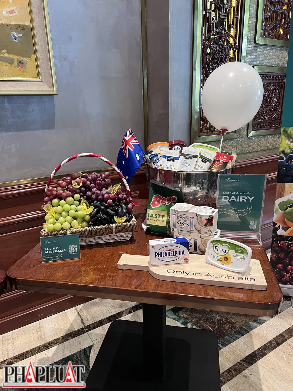 Những mặt hàng có nguồn gốc từ Úc như sữa, bơ, trái cây tươi sống được trưng bày tại buổi họp báo. Ảnh: PLO