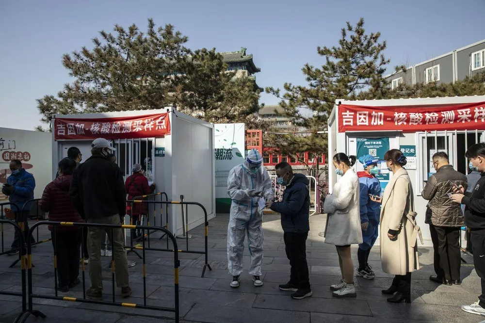 Người dân xếp hàng chờ để được xét nghiệm COVID-19 ở TP Bắc Kinh, Trung Quốc, ngày 3-3. Ảnh: BLOOMBERG