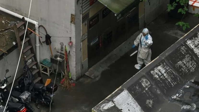 Nhân viên y tế mặc đồ bảo hộ trong khu vực phong tỏa ở TP Thượng Hải, Trung Quốc. Ảnh: AFP