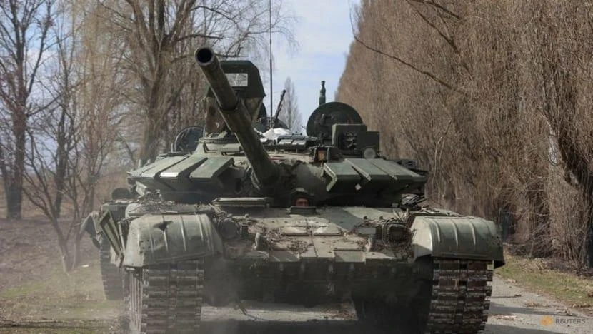Một binh sĩ Ukraine lái chiếc xe tăng T-72 của Nga tại ngôi làng Lukianivka, Kiev, ngày 27-3. Ảnh: REUTERS