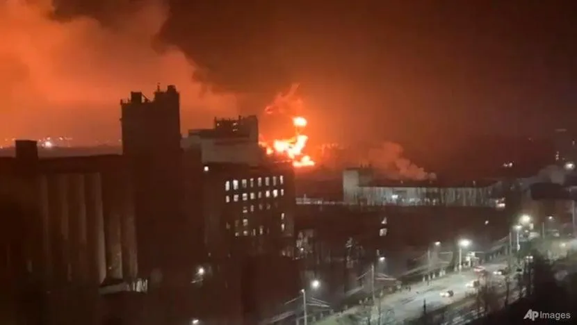 Khói và lửa bùng lên từ kho chứa dầu ở TP Bryansk, Nga, vào ngày 25-4. Ảnh: AP Khói và lửa bùng lên từ kho chứa dầu ở TP Bryansk, Nga, vào ngày 25-4. Ảnh: AP