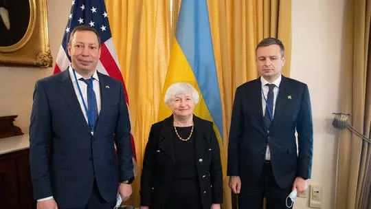 Bộ trưởng Tài chính Mỹ Janet Yellen (giữa) chào đón Bộ trưởng Tài chính Ukraine Sergey Marchenko (phải) và Thống đốc Ngân hàng Ukraine Kyrylo Shevchenko (trái), tại thủ đô Washington D.C. (Mỹ) ngày 21-4. Ảnh: AFP