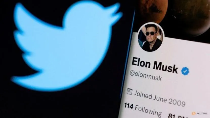 Tài khoản Twitter của tỉ phú Elon Musk được nhìn thấy trên điện thoại thông minh phía trước logo Twitter. Ảnh: REUTERS Tài khoản Twitter của tỉ phú Elon Musk được nhìn thấy trên điện thoại thông minh phía trước logo Twitter. Ảnh: REUTERS