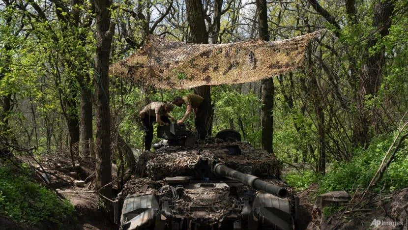 Các binh sĩ Ukraine lắp súng máy trên xe tăng ở vùng Donetsk, miền đông Ukraine, ngày 27-4. Ảnh: AP