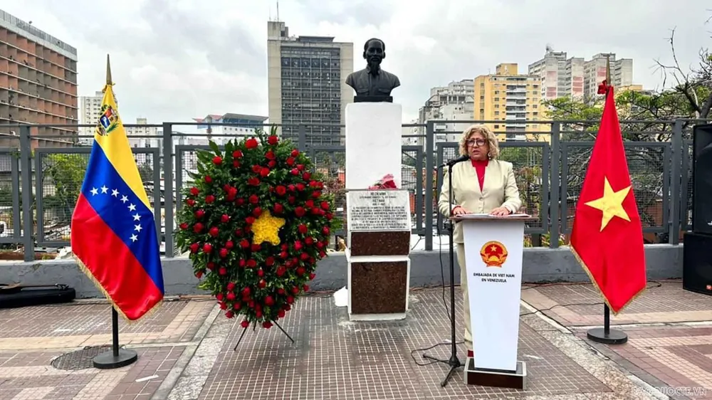 Thứ trưởng Ngoại giao Venezuela Capaya Rodríguez phát biểu tại buổi dâng hoa. Ảnh: TTXVN Thứ trưởng Ngoại giao Venezuela Capaya Rodríguez phát biểu tại buổi dâng hoa. Ảnh: TTXVN