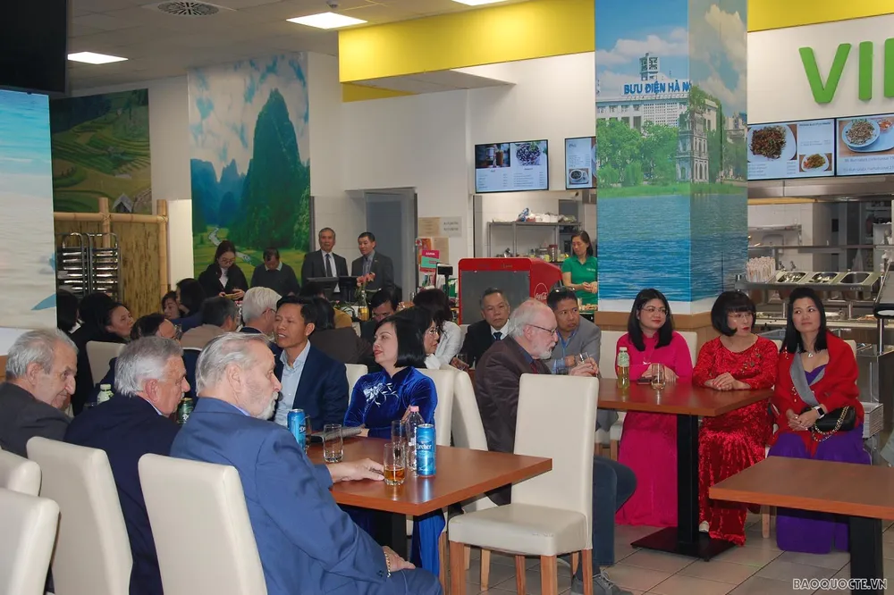 Các đại biểu tham dự buổi gặp mặt. Ảnh: Đại sứ quán Việt Nam tại Hungary. Các đại biểu tham dự buổi gặp mặt. Ảnh: Đại sứ quán Việt Nam tại Hungary.