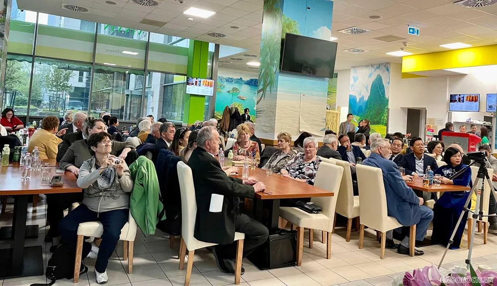 Các đại biểu tham dự buổi gặp mặt. Ảnh: Đại sứ quán Việt Nam tại Hungary. Các đại biểu tham dự buổi gặp mặt. Ảnh: Đại sứ quán Việt Nam tại Hungary.