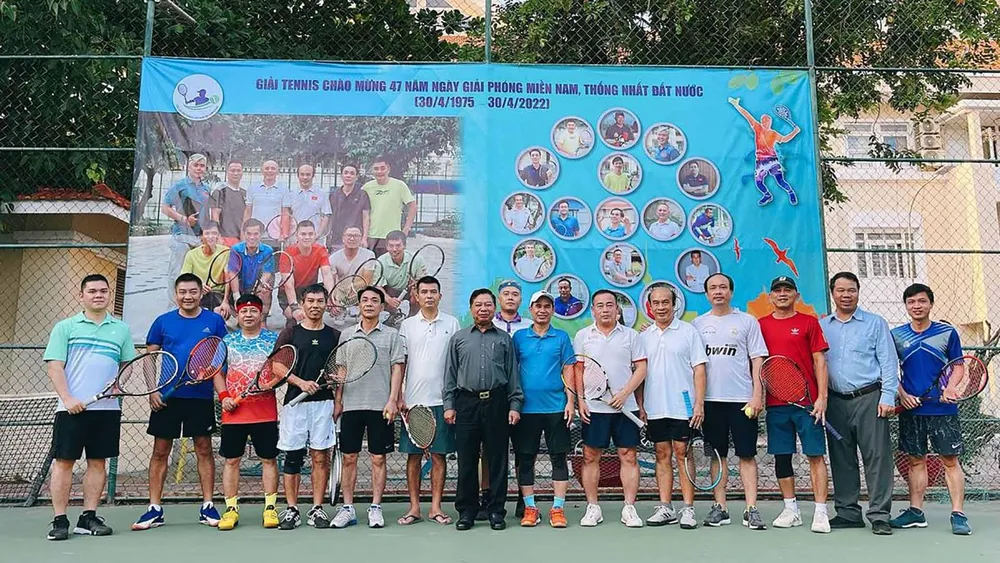 Đại sứ Việt Nam tại Campuchia Nguyễn Huy Tăng chụp hình cùng các tuyển thủ trong buổi khai mạc giải tennis chào mừng ngày giải phóng miền Nam thống nhất đất nước. Ảnh: Đại sứ quán Việt Nam tại Campuchia Đại sứ Việt Nam tại Campuchia Nguyễn Huy Tăng chụp hình cùng các tuyển thủ trong buổi khai mạc giải tennis chào mừng ngày giải phóng miền Nam thống nhất đất nước. Ảnh: Đại sứ quán Việt Nam tại Campuchia