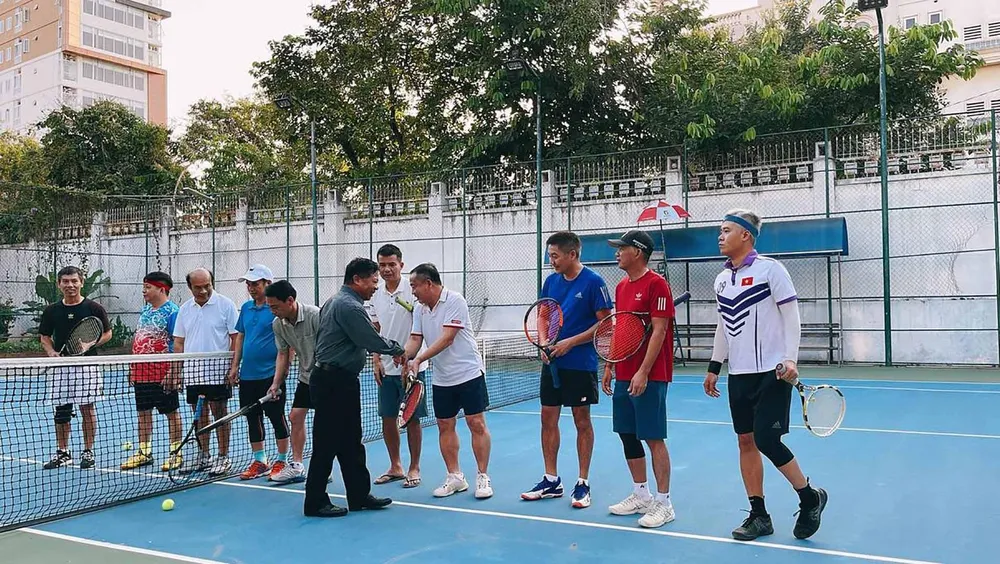 Đại sứ Việt Nam tại Campuchia Nguyễn Huy Tăng bắt tay với từng tuyển thủ tham gia giải đấu. Ảnh: Đại sứ quán Việt Nam tại Campuchia Đại sứ Việt Nam tại Campuchia Nguyễn Huy Tăng bắt tay với từng tuyển thủ tham gia giải đấu. Ảnh: Đại sứ quán Việt Nam tại Campuchia