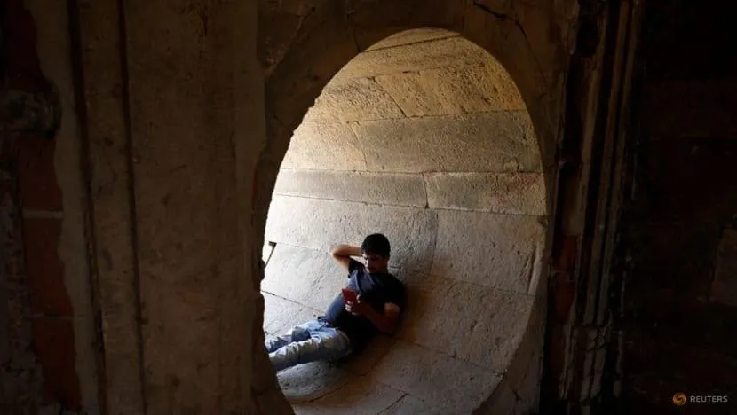 Một người đàn ông nằm trong đường hầm ở dưới hồ Sarkhej Roza để tránh nóng ở Ahmedabad, Ấn Độ, ngày 28-4. Ảnh: REUTERS