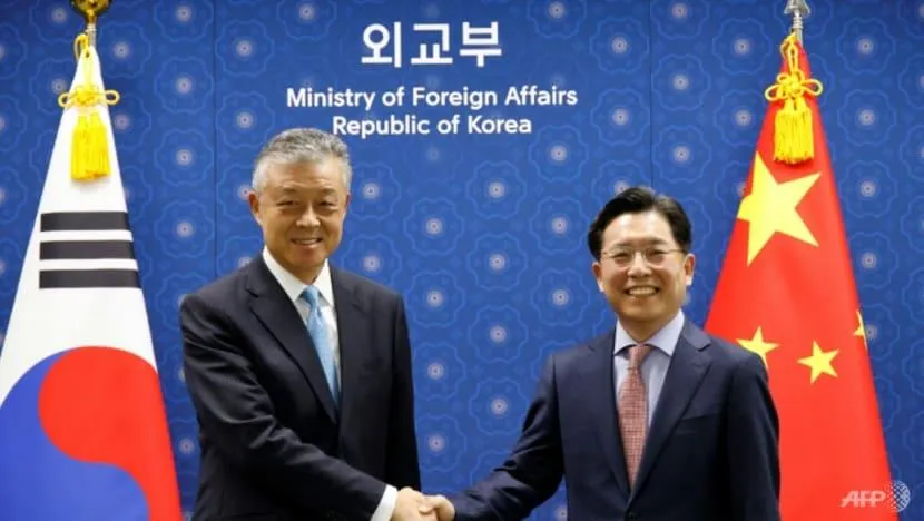 Đại diện đặc biệt của Trung Quốc về các vấn đề trên bán đảo Triều Tiên Lưu Hiểu Minh (trái) bắt tay với người đồng cấp Hàn Quốc Noh Kyu-duk (phải) tại Seoul, ngày 3-5. Ảnh: AFP