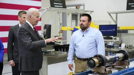 Tổng thống Mỹ Joe Biden trong chuyến thị sát cơ sở sản xuất tên lửa Javelin ở bang Alabama, ngày 3-5. Ảnh: AP
