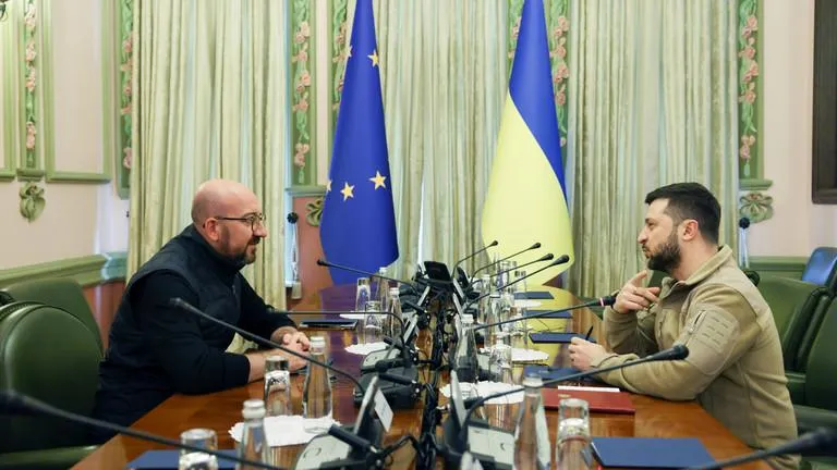 Chủ tịch Hội đồng châu Âu Charles Michel gặp Tổng thống Ukraine Volodymyr Zelensky tại thủ đô Kiev, ngày 20-4. Ảnh: RT