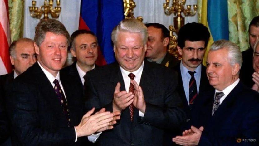 Tổng thống Nga Boris Yeltsin (ở giữa), Tổng thống Ukraine Leonid Kravchuk (phải) và Tổng thống Mỹ Bill Clinton (trái) cùng vỗ tay chúc mừng sau khi họ ký Tuyên bố ba bên tại Kiev vào ngày 14-1-1994. Ảnh: REUTERS