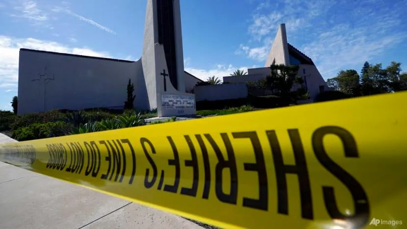 Cảnh sát giăng dây phong tỏa khu vực xảy ra vụ xả súng tại nhà thờ Geneva Presbyterian ở Laguna Woods, California, vào ngày 15-5. Ảnh: AP