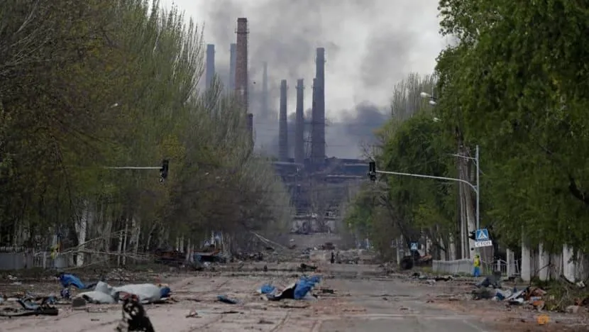 Khói bốc lên từ nhà máy thép Azovstal ở TP Mariupol, Ukraine, vào ngày 2-5. Ảnh: REUTERS