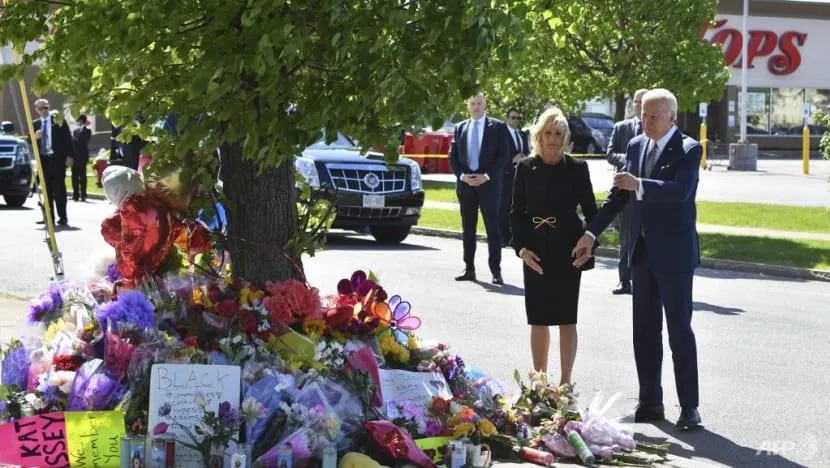 Tổng thống Mỹ Joe Biden và Đệ nhất phu nhân Jill Biden đến thăm đài tưởng niệm được đặt bên ngoài khu vực siêu thị xảy ra vụ xả súng ở TP Buffalo, bang New York. Ảnh: AFP Tổng thống Mỹ Joe Biden và Đệ nhất phu nhân Jill Biden đến thăm đài tưởng niệm được đặt bên ngoài khu vực siêu thị xảy ra vụ xả súng ở TP Buffalo, bang New York. Ảnh: AFP