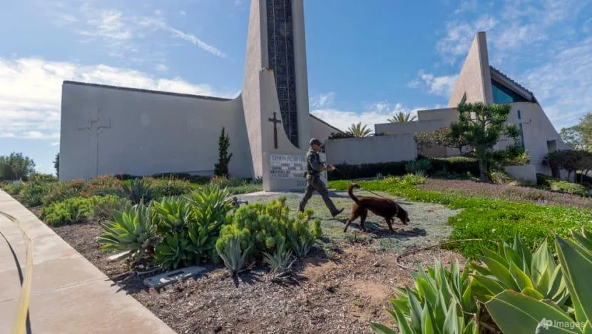 Nhân viên cảnh sát đang kiểm tra khu vực xung quanh nhà thờ, nơi xảy ra vụ xả súng khiến 6 người thương vong. Ảnh: AP Nhân viên cảnh sát đang kiểm tra khu vực xung quanh nhà thờ, nơi xảy ra vụ xả súng khiến 6 người thương vong. Ảnh: AP