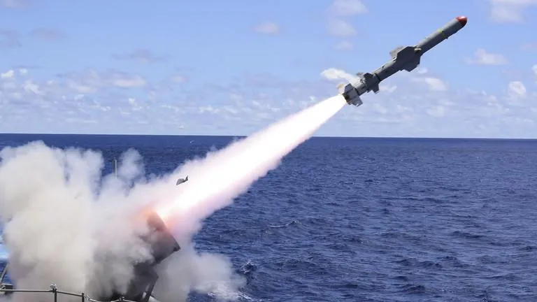 Tên lửa chống hạm Harpoon được phóng từ tàu tuần dương lớp Ticonderoga USS Antietam (CG 54) của Mỹ. Ảnh: RT
