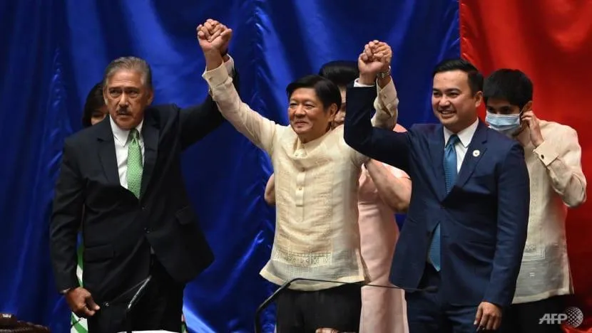 Tổng thống đắc cử Philippines Ferdinand Marcos Jr. cùng Chủ tịch Thượng viện Vicente Sotto (trái) và Chủ tịch Hạ viện Allan Velasco (phải). Ảnh: AFP