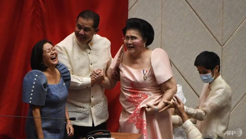 Cựu đệ nhất phu nhân Philippines Imelda Marcos được ông Martin Romualdez - Lãnh đạo Phe đa số Hạ viện Philippines - giúp đỡ lên sân khấu để chúc mừng chiến thắng của ông Ferdinand Marcos Jr. Ảnh: AFP