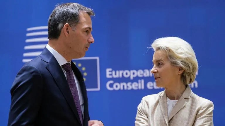 Thủ tướng Bỉ Alexander De Croo và Chủ tịch Ủy ban Châu Âu Ursula von der Leyen tại hội nghị thượng đỉnh EU ngày 31-5 tại Brussels, Bỉ. Ảnh: RT